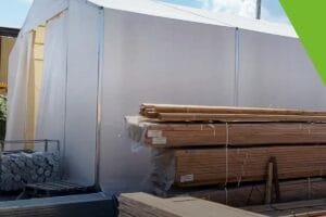 Hur installerar man ett tälttält på skruvpålar?